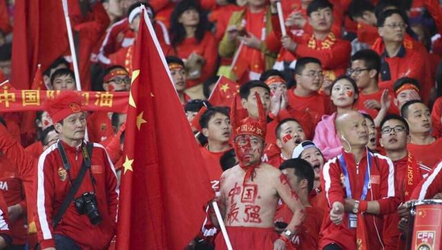 萧常坤气的直抖，正想说话，身后忽然一个声音响起：你是什么东西，竟然敢这么跟萧先生说话？活腻歪了？。